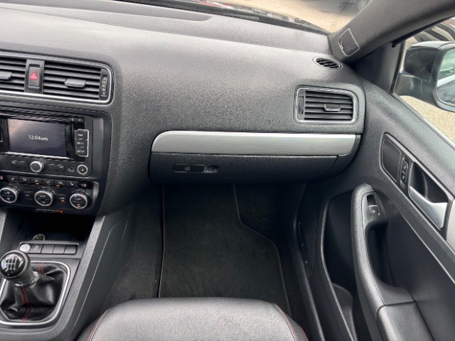 Volkswagen Jetta Sedan Vehicle Full-screen Gallery Image 09
