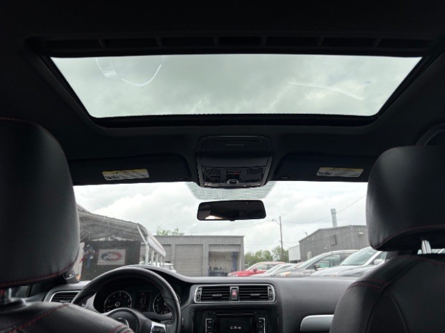 Volkswagen Jetta Sedan Vehicle Full-screen Gallery Image 10