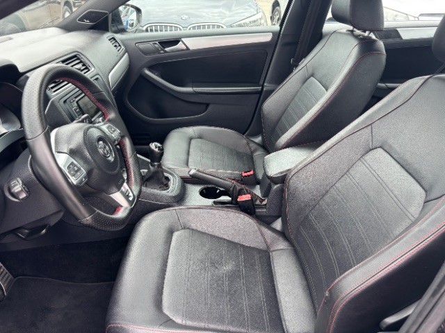 Volkswagen Jetta Sedan Vehicle Full-screen Gallery Image 11