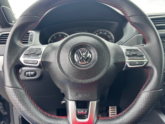 Volkswagen Jetta Sedan Vehicle Full-screen Gallery Image 12