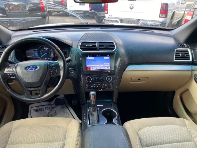 Ford Explorer Vehicle Full-screen Gallery Image 06