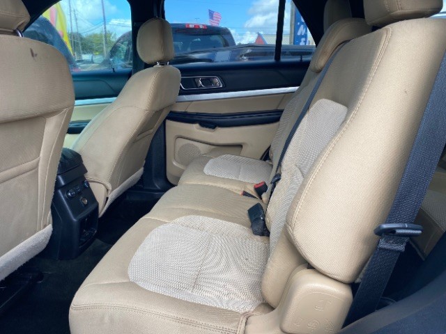 Ford Explorer Vehicle Full-screen Gallery Image 08