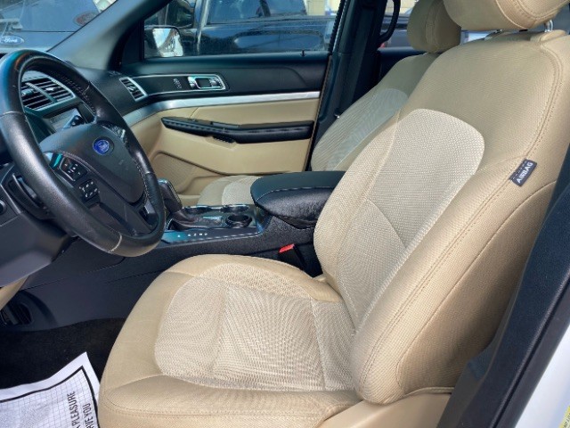 Ford Explorer Vehicle Full-screen Gallery Image 09