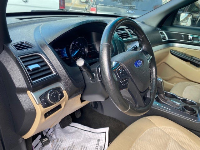 Ford Explorer Vehicle Full-screen Gallery Image 10