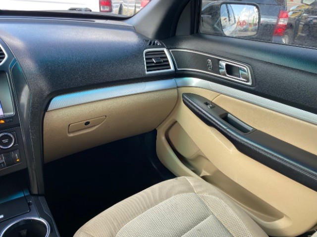 Ford Explorer Vehicle Full-screen Gallery Image 11