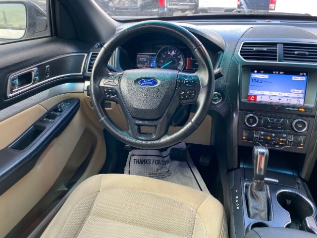 Ford Explorer Vehicle Full-screen Gallery Image 12