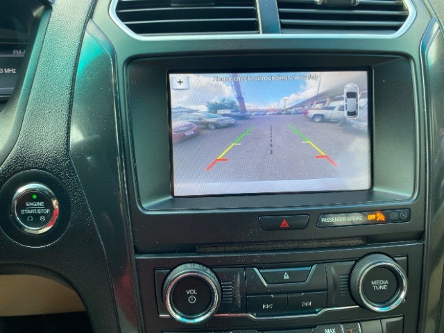 Ford Explorer Vehicle Full-screen Gallery Image 14