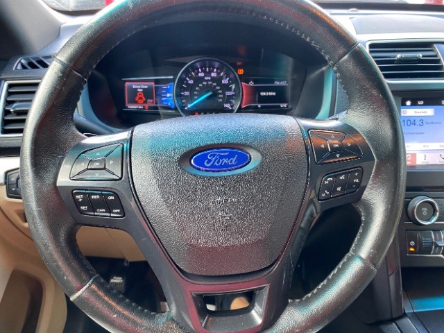 Ford Explorer Vehicle Full-screen Gallery Image 15
