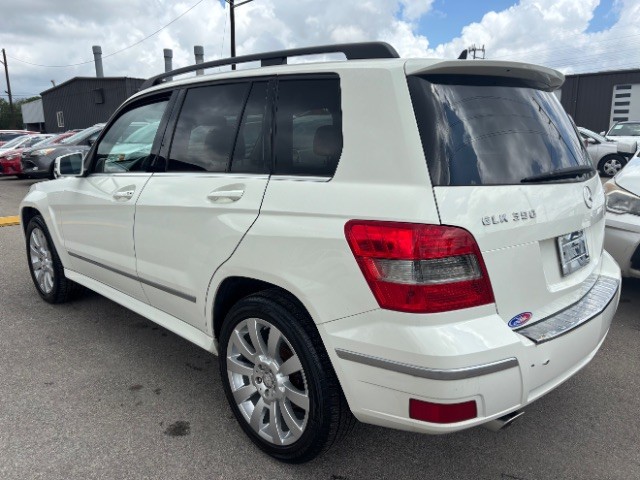 Mercedes-Benz GLK-Class Vehicle Full-screen Gallery Image 04