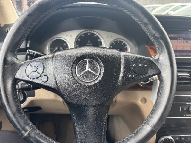 Mercedes-Benz GLK-Class Vehicle Full-screen Gallery Image 09