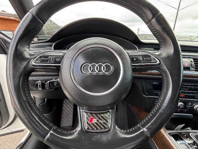 Audi A6 Vehicle Full-screen Gallery Image 12