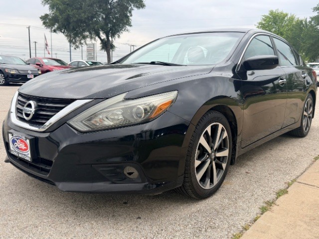 Nissan Altima Vehicle Full-screen Gallery Image 02