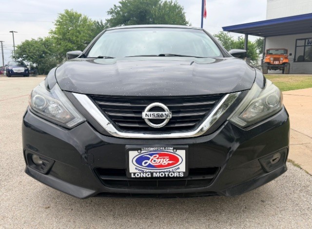 Nissan Altima Vehicle Full-screen Gallery Image 03