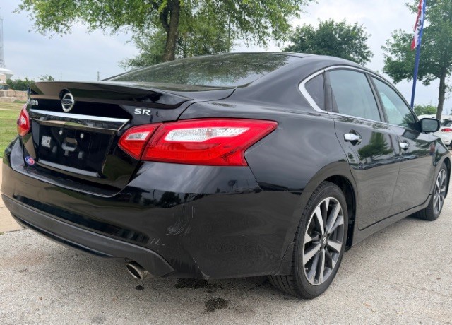Nissan Altima Vehicle Full-screen Gallery Image 04
