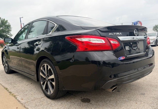 Nissan Altima Vehicle Full-screen Gallery Image 05