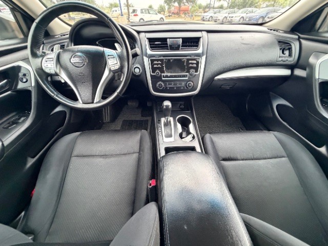 Nissan Altima Vehicle Full-screen Gallery Image 06