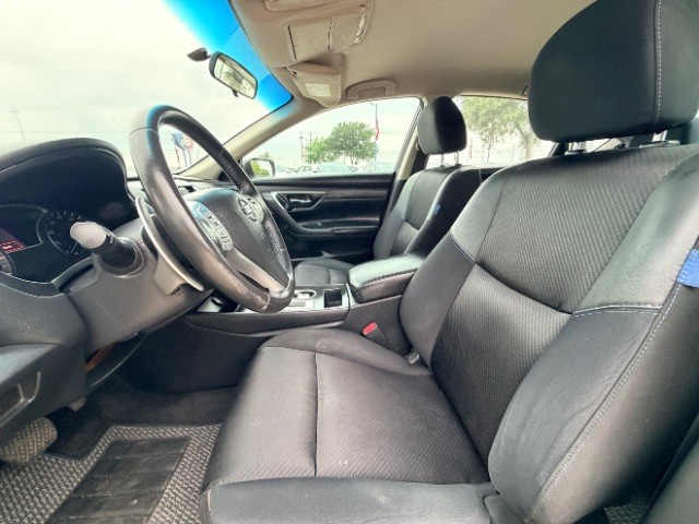 Nissan Altima Vehicle Full-screen Gallery Image 07