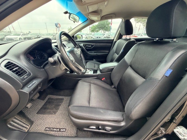 Nissan Altima Vehicle Full-screen Gallery Image 08