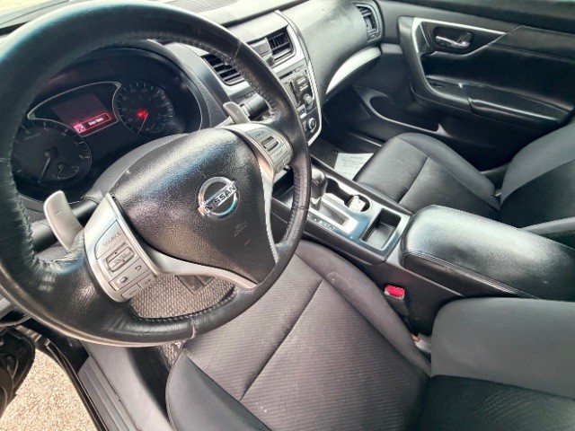 Nissan Altima Vehicle Full-screen Gallery Image 09