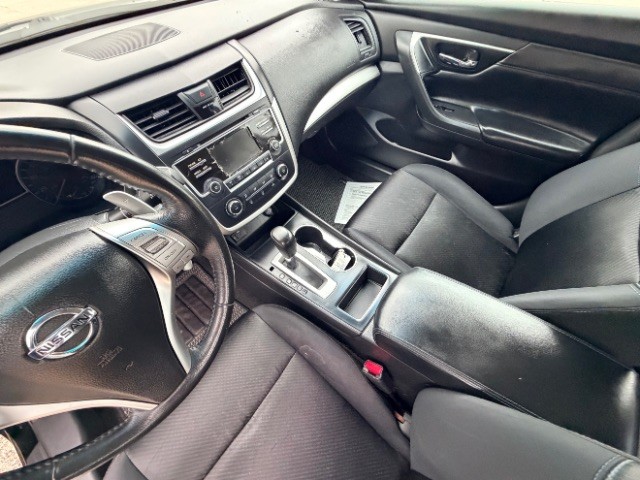 Nissan Altima Vehicle Full-screen Gallery Image 10