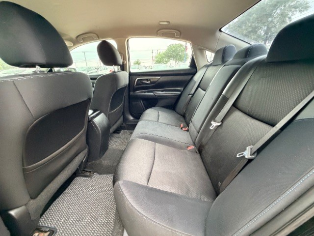 Nissan Altima Vehicle Full-screen Gallery Image 11