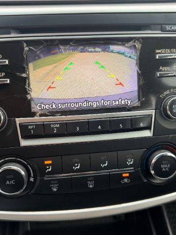 Nissan Altima Vehicle Full-screen Gallery Image 12