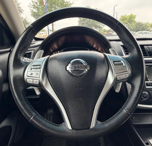 Nissan Altima Vehicle Full-screen Gallery Image 13
