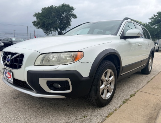 Volvo XC70 Vehicle Full-screen Gallery Image 02