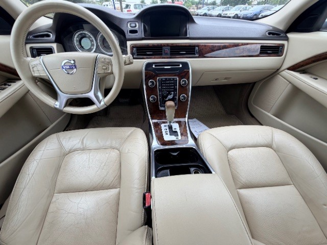 Volvo XC70 Vehicle Full-screen Gallery Image 06