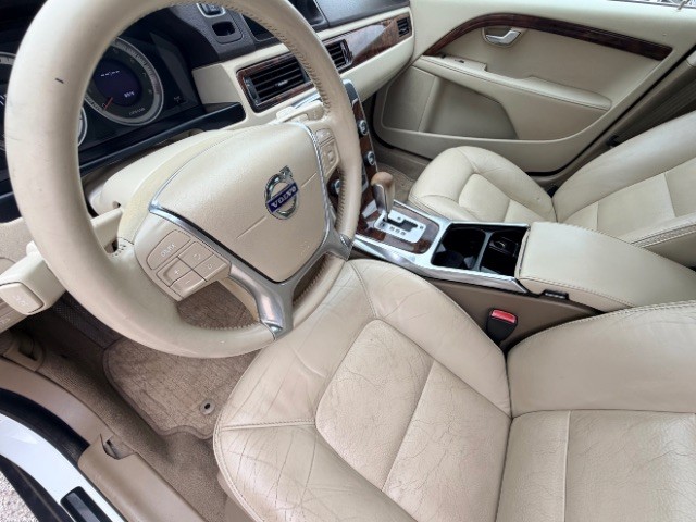 Volvo XC70 Vehicle Full-screen Gallery Image 08