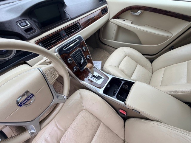 Volvo XC70 Vehicle Full-screen Gallery Image 09