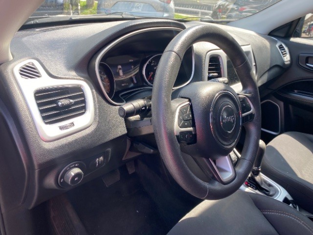 Jeep Compass Vehicle Full-screen Gallery Image 09