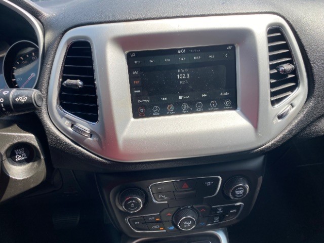 Jeep Compass Vehicle Full-screen Gallery Image 12