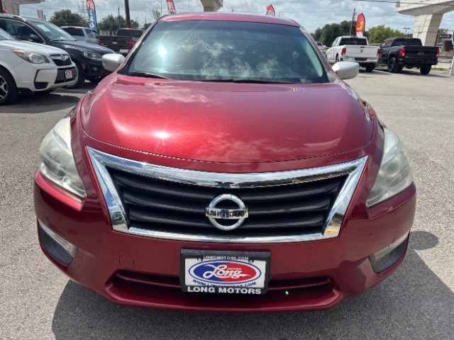 Nissan Altima Vehicle Full-screen Gallery Image 02