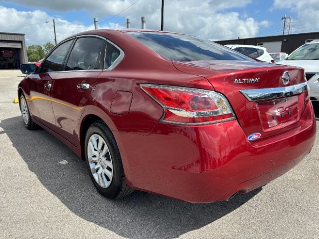 Nissan Altima Vehicle Full-screen Gallery Image 04