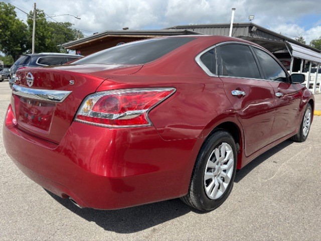Nissan Altima Vehicle Full-screen Gallery Image 05