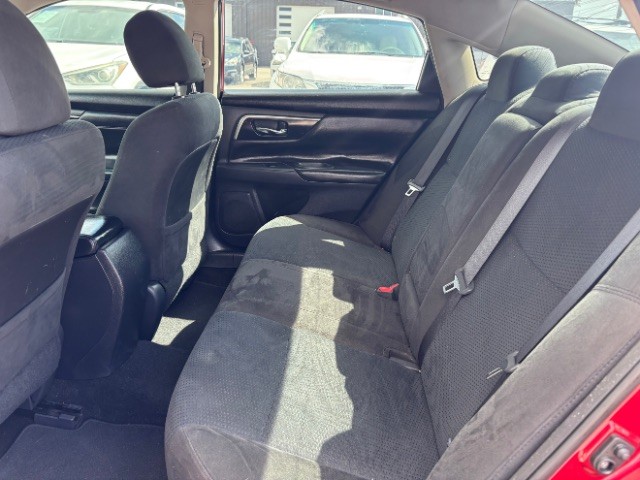 Nissan Altima Vehicle Full-screen Gallery Image 06
