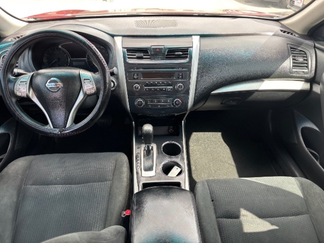 Nissan Altima Vehicle Full-screen Gallery Image 07