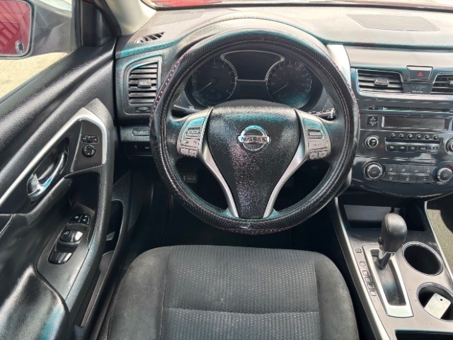 Nissan Altima Vehicle Full-screen Gallery Image 08