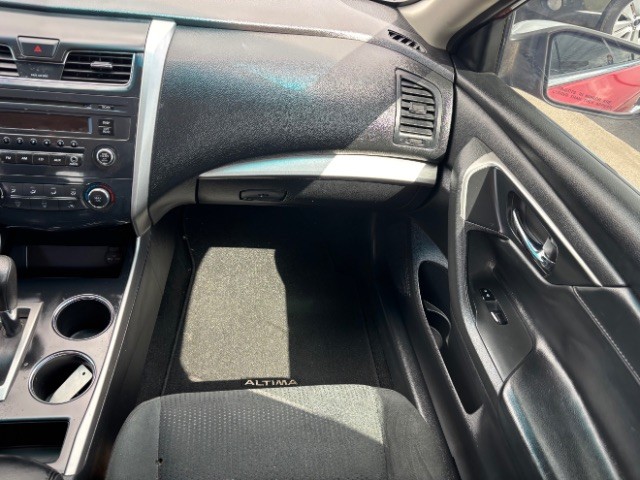 Nissan Altima Vehicle Full-screen Gallery Image 09