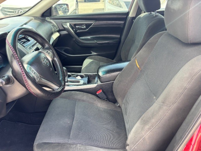Nissan Altima Vehicle Full-screen Gallery Image 10