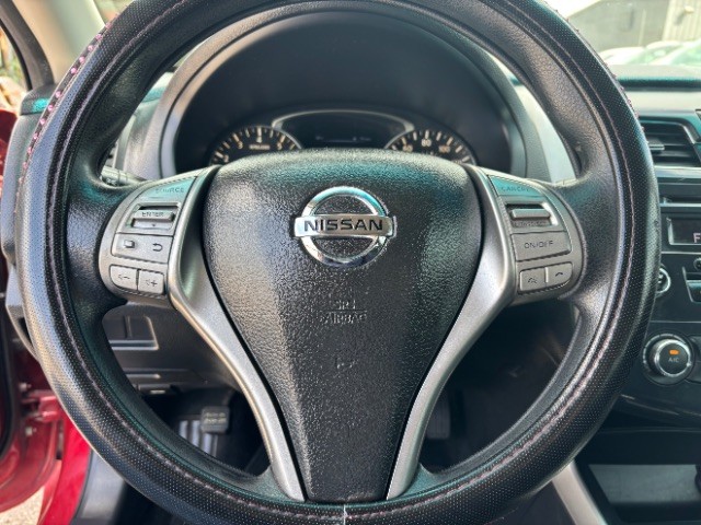 Nissan Altima Vehicle Full-screen Gallery Image 11
