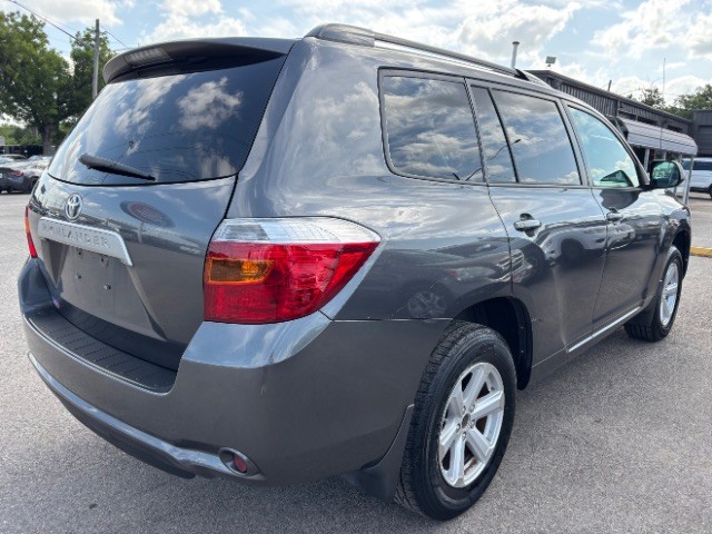 Toyota Highlander Vehicle Full-screen Gallery Image 05
