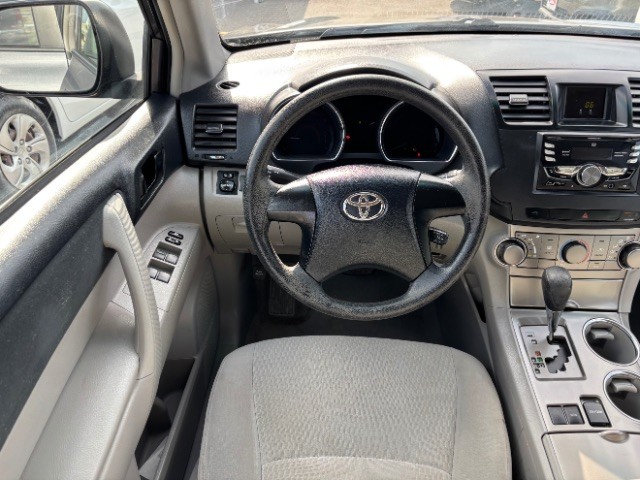 Toyota Highlander Vehicle Full-screen Gallery Image 08