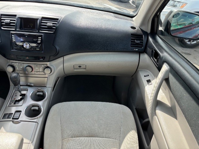 Toyota Highlander Vehicle Full-screen Gallery Image 09
