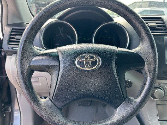 Toyota Highlander Vehicle Full-screen Gallery Image 11