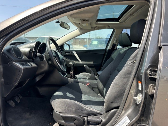 Mazda Mazda3 Sedan Vehicle Full-screen Gallery Image 10