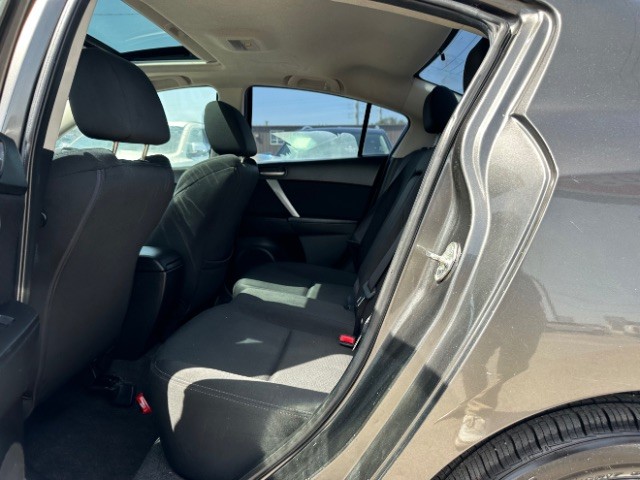 Mazda Mazda3 Sedan Vehicle Full-screen Gallery Image 12