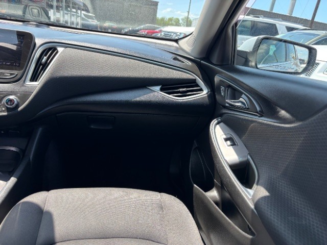 Chevrolet Malibu Vehicle Full-screen Gallery Image 09