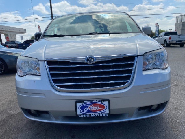 Chrysler Town & Country Vehicle Full-screen Gallery Image 02